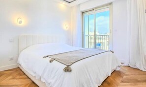 Iron/ironing board - Apartments for 4 People (Antibes)