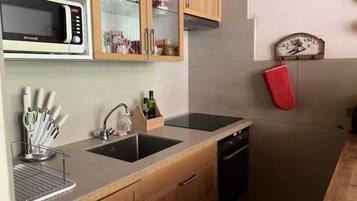 Microwave, oven, dishwasher, coffee/tea maker