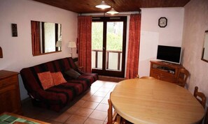 Living area - Apartment in Resort Near Ski Lifts (Les Orres)
