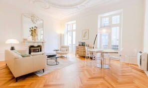 Living area - Cannes City Center - 4-room Apartment, 100m From the Palais (Cannes)