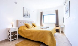 Iron/ironing board, bed sheets - Apartment in Lagos With Pool and Balcony (Lagos)