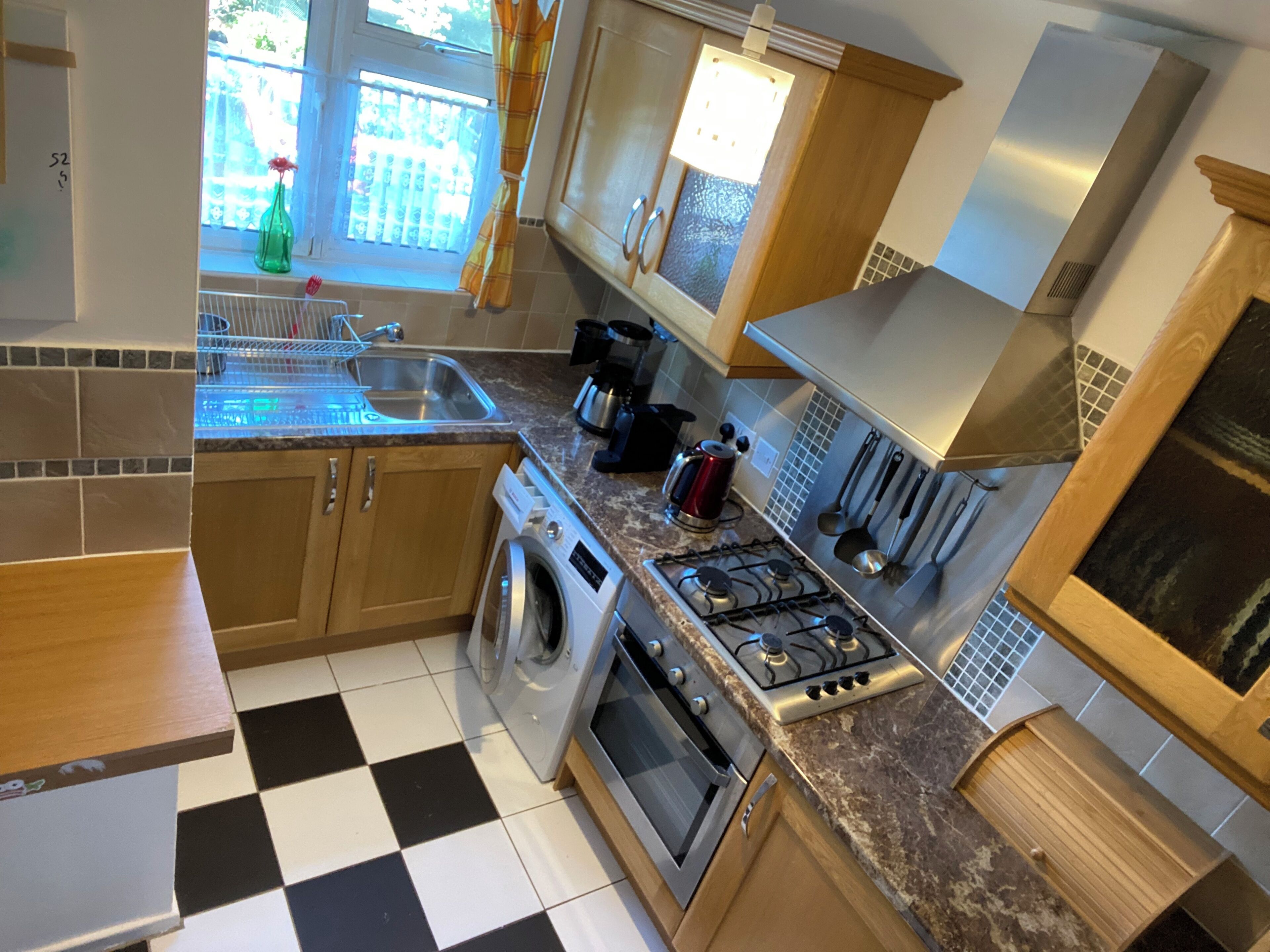 Kühlschrank, Mikrowelle, Ofen, Wasserkocher mit Kaffee-/Teezubehör