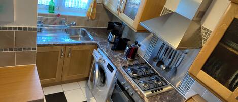 Kjøleskap, mikrobølgeovn, ovn og kaffetrakter/tekoker