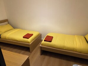 2 bedrooms, iron/ironing board, travel cot, free WiFi - Bright & Beautifully 2-Bedroom Duplex with 2 Private Balconies near Queen’s Park (London)