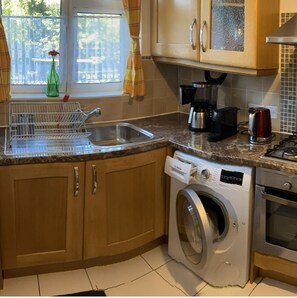 Fridge, microwave, oven, coffee/tea maker - Bright & Beautifully 2-Bedroom Duplex with 2 Private Balconies near Queen’s Park (London)