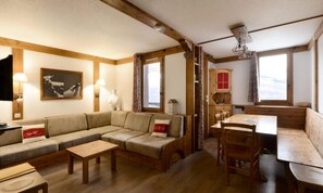 Living area - Beautifully Renovated Apartment (La Plagne-Tarentaise)
