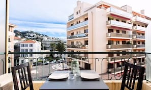 Outdoor dining - Apartment in Cannes Near Rue D'antibes (Cannes)