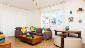 Living area - Apartment in Cannes Near Rue D'antibes (Cannes)