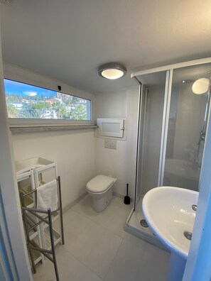 Dusche, Haartrockner, Bidet, Handtücher