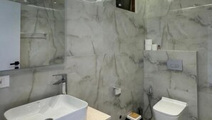 Tremannsrom – comfort, balkong, sjøutsikt | Bad | Badekåper