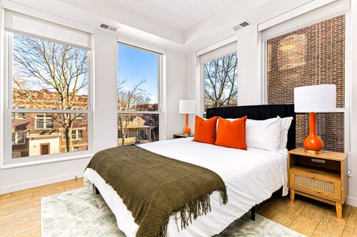 Luxurious 2BR Retreat near Downtown Roofdeck & Gym
