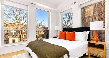 Luxurious 2BR Retreat near Downtown Roofdeck & Gym