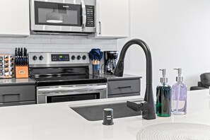 Geladeira, micro-ondas, fogão, cooktop