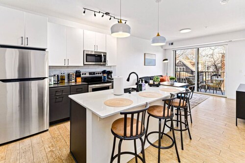 Luxurious 2BR Retreat near Downtown Roofdeck & Gym