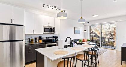Luxurious 2BR Retreat near Downtown Roofdeck & Gym