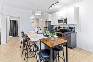 Fridge, microwave, oven, stovetop - Modern 2BR near DT | Gym, Roofdeck & Clubhouse (Minneapolis)