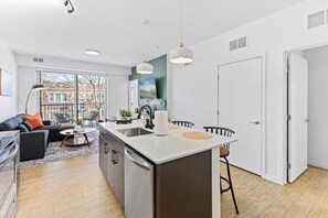 Interior - Modern 2BR near DT | Gym, Roofdeck & Clubhouse (Minneapolis)