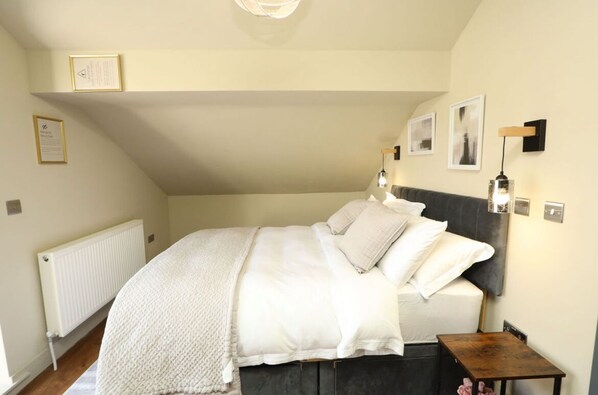 Iron/ironing board, WiFi - Stylish 2-Bed, 2-Bath Apartment with Balcony • Walk to Town Centre (Colchester)