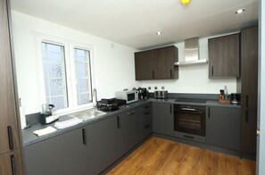Private kitchen - Stylish 2-Bed, 2-Bath Apartment with Balcony • Walk to Town Centre (Colchester)