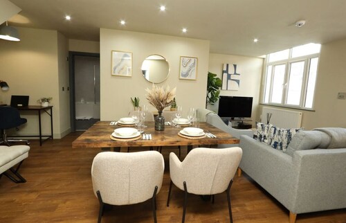 Stylish 2-Bed, 2-Bath Apartment with Balcony • Walk to Town Centre