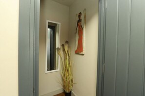 Interior - Stylish 2-Bed, 2-Bath Apartment with Balcony • Walk to Town Centre (Colchester)