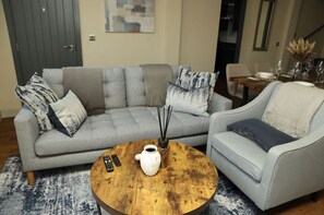 Living area - Stylish 2-Bed, 2-Bath Apartment with Balcony • Walk to Town Centre (Colchester)