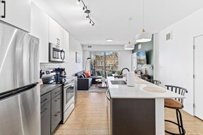 Frigorifero, microonde, forno, piano cottura