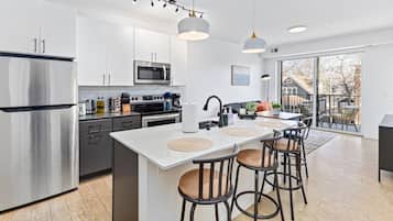 Frigorífico, microondas, horno y placa de cocina