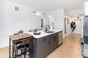 Frigorifero, microonde, forno, piano cottura