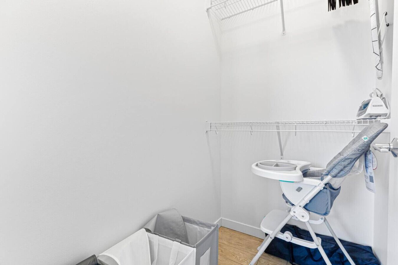 Une petite salle de bain propre, avec une douche blanche, un lavabo blanc et un espace pour changer les bébés.