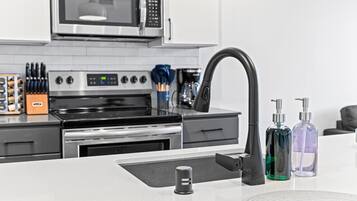 Geladeira, micro-ondas, fogão, cooktop