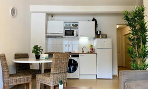 Fridge, microwave, coffee/tea maker, electric kettle - Apartments for 6 People (Avene)