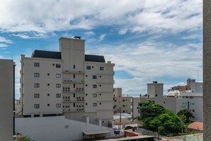 Perhehuoneisto, parveke, kaupunkinäköala | Näkymä huoneesta