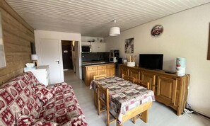 Living area - Apartment in Les Deux Alpes With Ski Lift (Les Deux Alpes)
