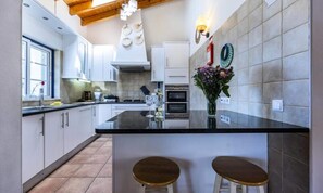 Fridge, microwave, oven, dishwasher - Apartment in Vale da Telha With Private Pool (Aljezur)