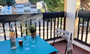 Outdoor dining - Apartments for 4 People (Le Grau-Du-Roi)