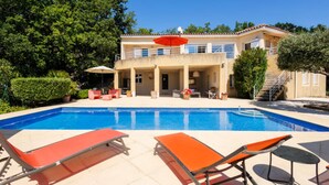 Pool - Villa in Rochefort-du-gard With Pool Views (Rochefort-du-Gard)