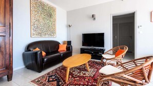 Living area - Villa in Rochefort-du-gard With Pool Views (Rochefort-du-Gard)