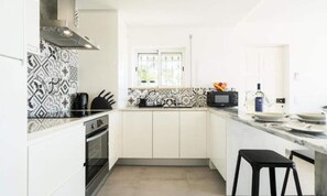 Fridge, microwave, oven, coffee/tea maker - Apartments for 2 People (Lagos)