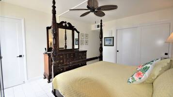 2 makuuhuonetta, työpöytä, silitysrauta/-lauta, vauvan matkasänky