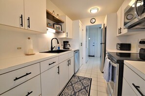 Frigorífic, microones, forn i placa de cuina 