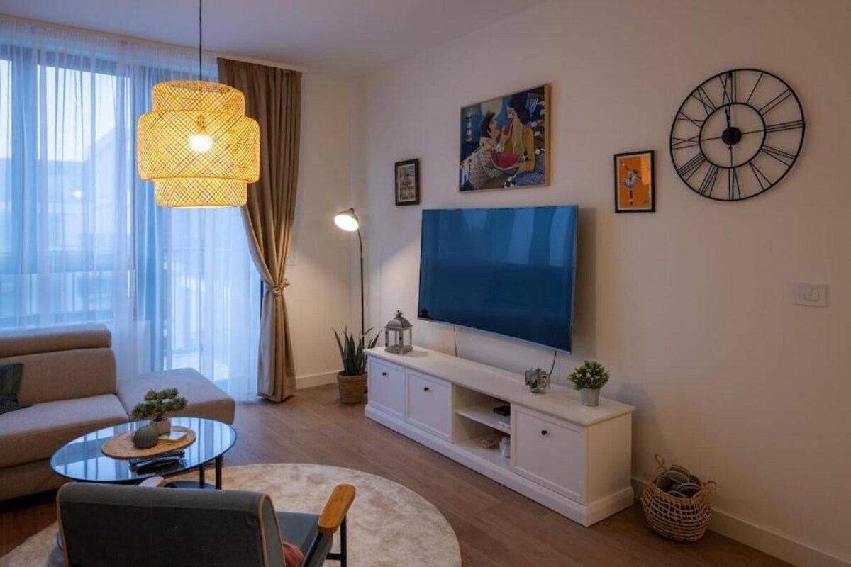 Apartemen Deluks, pemandangan kebun | Area keluarga | Televisi layar datar 50-inci dengan saluran TV kabel dan Netflix