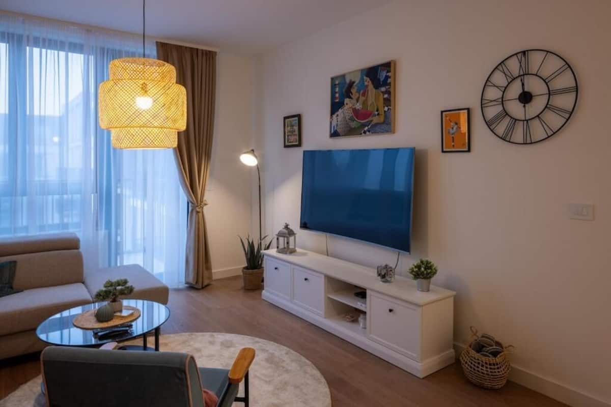 Deluxe Apartment, Garden View | Ruang tamu | 50 inci televisyen skrin rata dengan kabel, Netflix