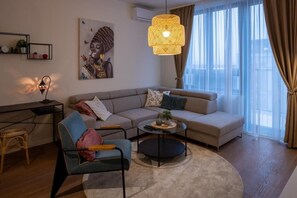 En moderne stue med sofa, lænestol og sofabord.
