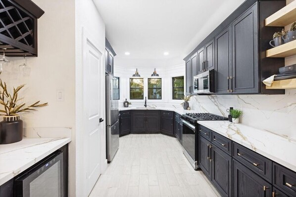 Private kitchen - Modern Convenient Stay Near IAH Airport Comfort & Style Await (Humble)