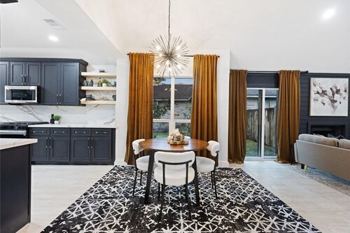 Modern Convenient Stay Near IAH Airport Comfort & Style Await