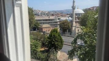 Skrivbord, arbetsyta för laptop och gratis wi-fi