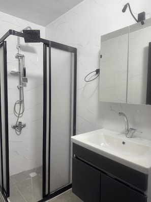 Suite estudio Confort, vista al mar | Baño | Regadera, secadora de cabello, toallas, jabón