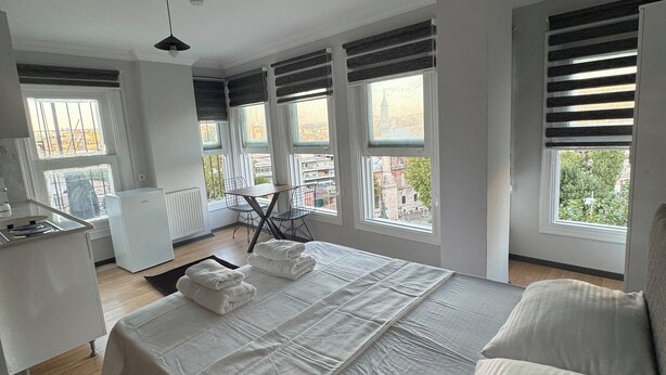 A modern hotel room with a large bed, a desk, and a chair. - Disa Elite istanbul  (Istanbul)