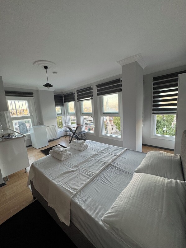 Suíte estúdio conforto, vista para o mar | Escrivaninha, espaço de trabalho para notebook, Wi-Fi de cortesia